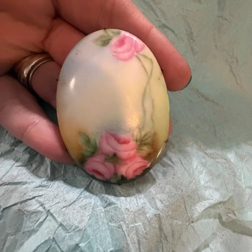 Vintage Hand Painted Porcelain Pink Rose Floral Oval‎ Brooch Brass Tone Setting